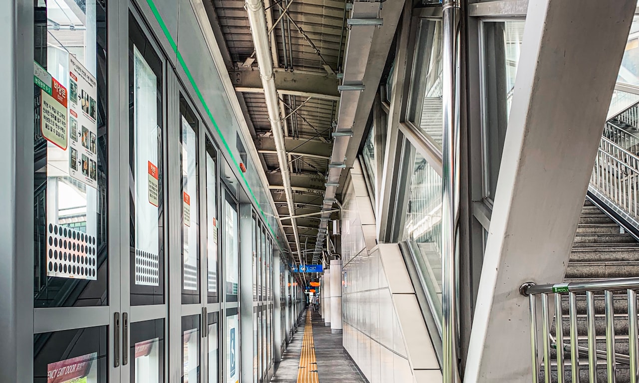 Rôle de la bride de rail réglable dans le système de fixation ferroviaire