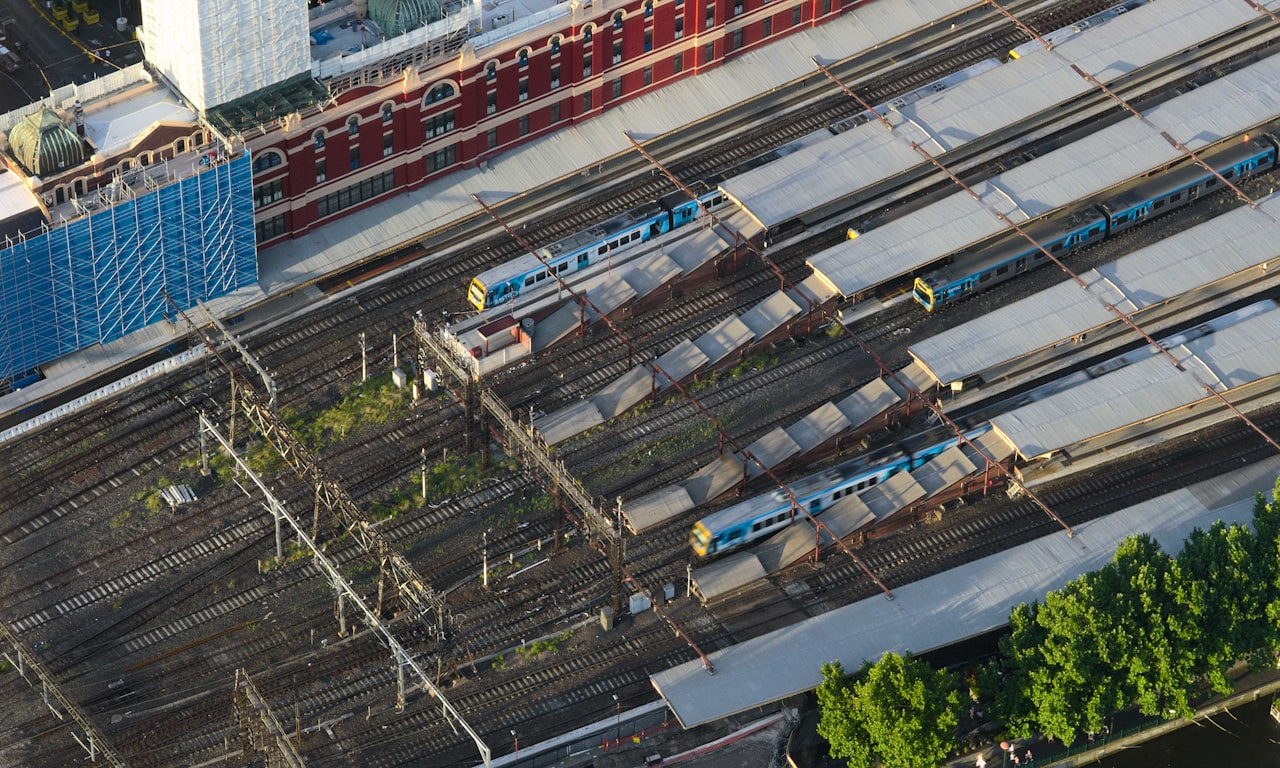 Comment les trains à grande vitesse restent-ils sur la bonne voie : technologie et stabilité