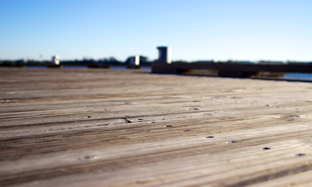 Comment construire des voies ferrées en bois : conception, construction et entretien