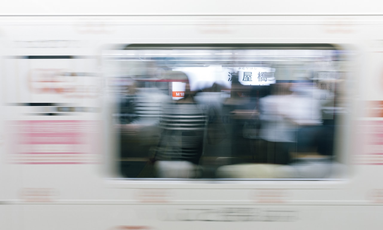 how do maglev trains stay on the track0