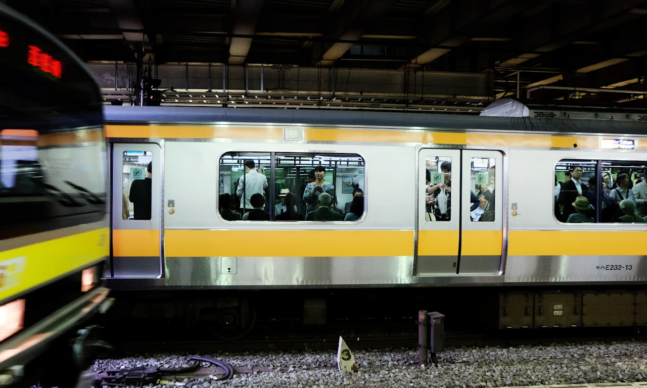 how do maglev trains move without touching the track0