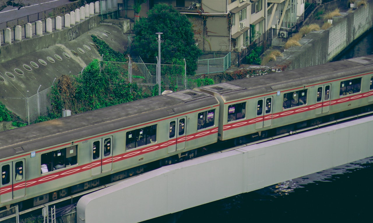 how are train carried to its track2