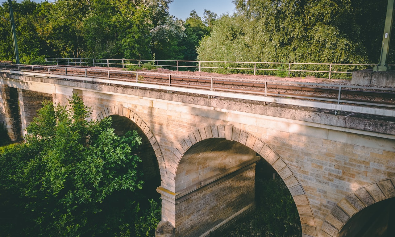 how do trains travel on tracks2