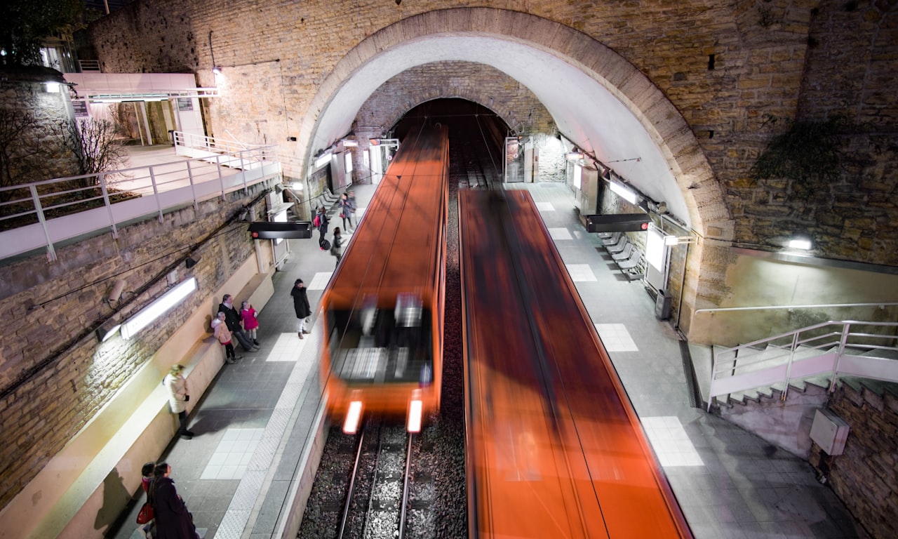 Les rails de train peuvent-ils faire caler les voitures ? Conseils pour éviter le calage