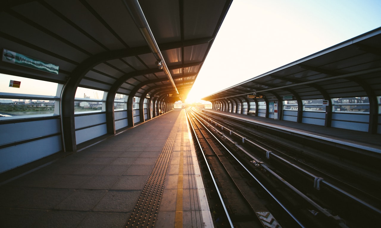 Comment coller les rails de train ensemble : matériaux essentiels et préparation