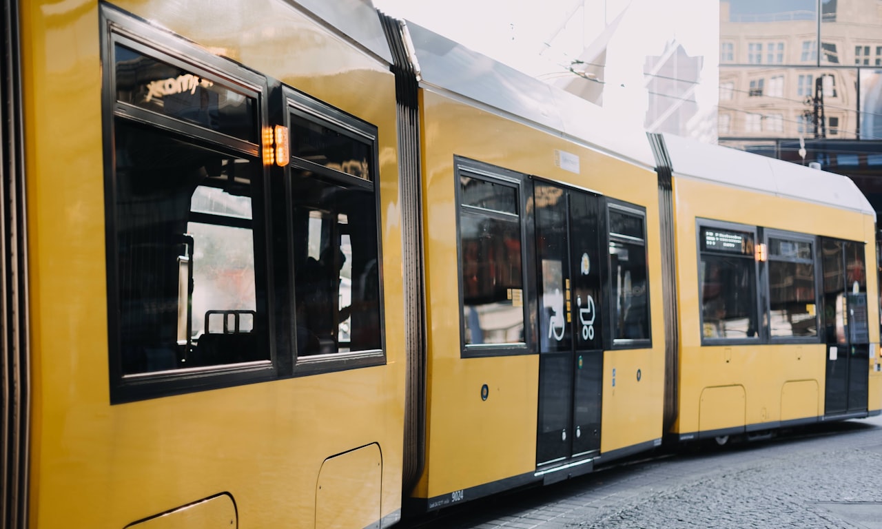 Comprendre le mouvement des trains sur les voies ferrées : types et composants