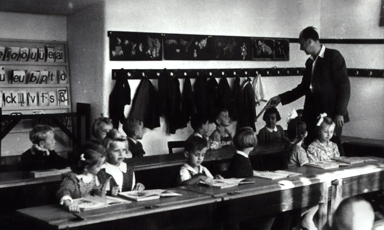 Pourquoi les bus scolaires s'arrêtent-ils aux passages à niveau : exigences légales et précautions de sécurité