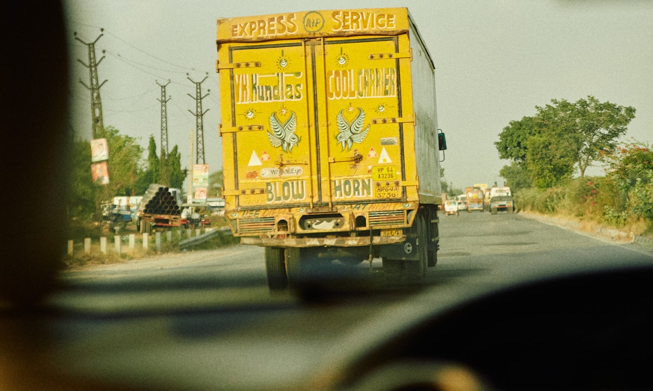 Pourquoi les camions restent bloqués sur les voies ferrées : raisons courantes et mesures de sécurité