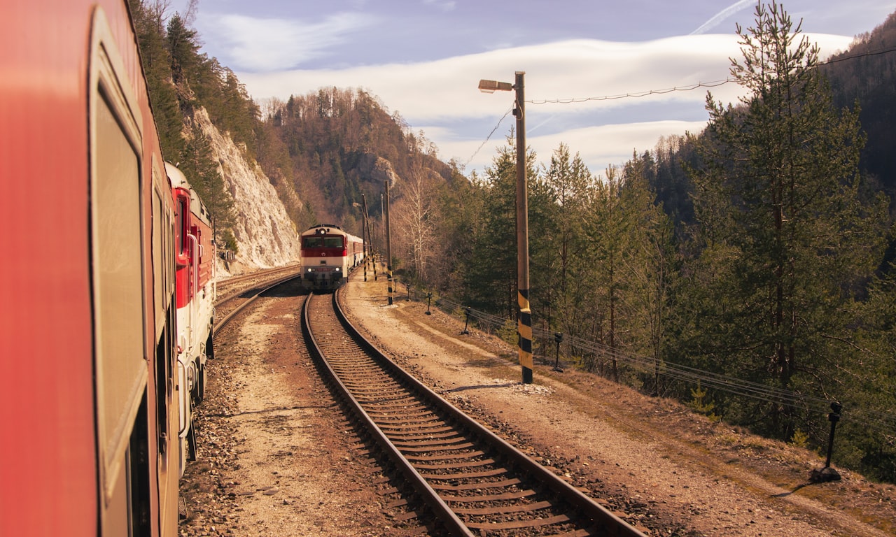 Comment fabriquer des voies de train miniature : matériaux, planification et entretien